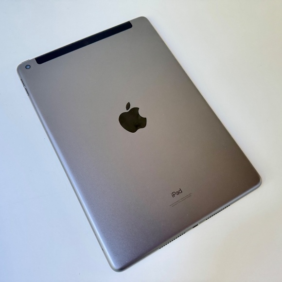 Apple iPad 9th Gen Unlocked Restored to Factory Settings WiFi Cellular Keyboard - Picture 3 of 5